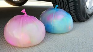 자동차로 바삭 바삭하고 부드러운 것을 분쇄! Experimento: Globo de agua en globos VS Rueda de Coche