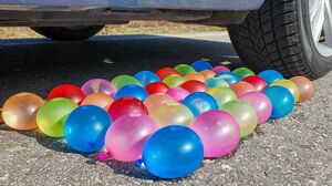 자동차로 바삭 바삭하고 부드러운 것을 분쇄! Experimento: Globos de Agua VS Rueda de Coche