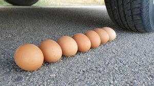 Aplastando Cosas Crujientes con el Coche | Experimento: Huevo VS Rueda de Coche